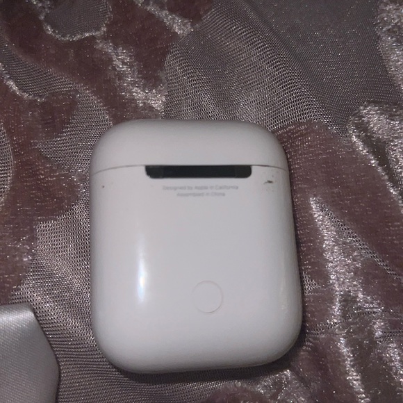 AirPod 1st Gen - Picture 2 of 3